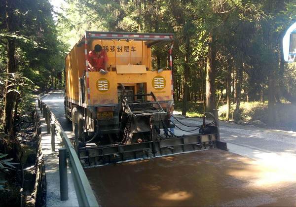 Sinoroader slurry sealer vehicle  helps the development of road construction in the Philippines_1